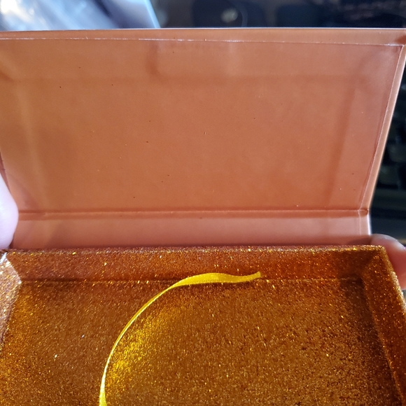 Lashes - Picture 2 of 5